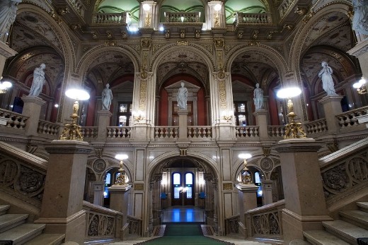 Vienna Opera main foyer and lobby - Author Jorge Royan