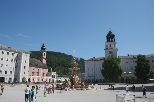 Residentzplatz New (Neue) Residenz and fountain - Author Greymouser
