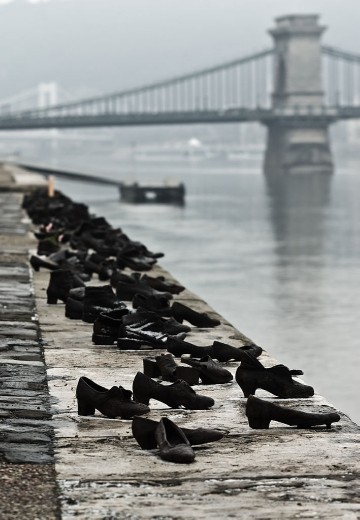 Holocaust Memorial along the Danube - Author Nikodem Nijaki