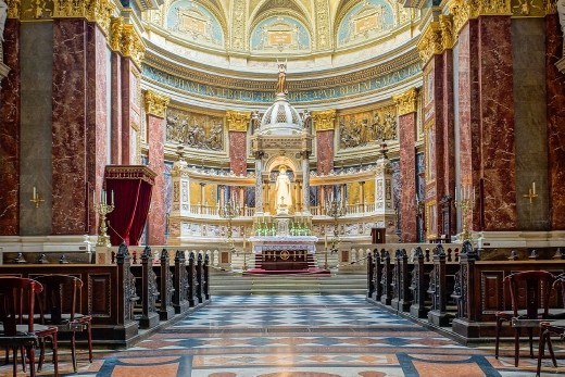Saint Stephens Basilica Interior - Author Adam Kliczek Wikipedia, licence  CC-BY-SA-3.0