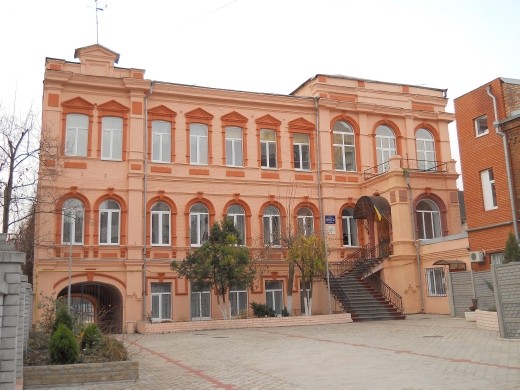 A public school on Komsomolskaya Street near Lenin Park