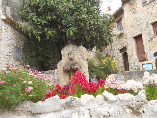 Lovely flora nesteld in a narrow lane in Eze Le Village