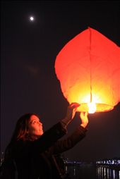A US English teacher releasing a lantern at Jin Ji lake in Suzhou: by jamesnixon, Views[332]