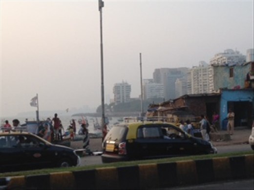 Chabolas al lado de rascacielos 