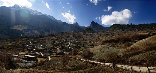 The view of Village Long Wan Bian that is situated at the foot of Mount Haba.

Long Wan Bian is a hui ethnic village that adopts a tibetan's lifestyle.