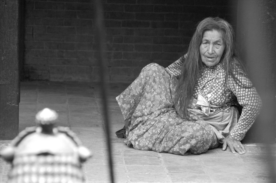 I watched as she waited for her dog to come back, anxiousness on her face. 