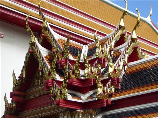 Colourful roofs at Wat Pho