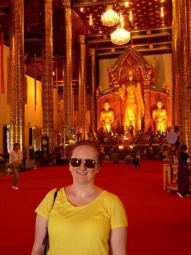 Ania inside Wat Chedi Luang