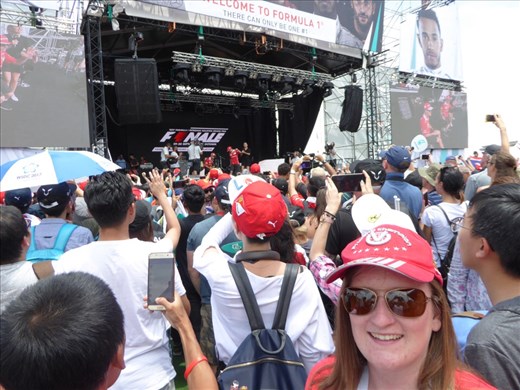 Ania gets another photo with Kimi