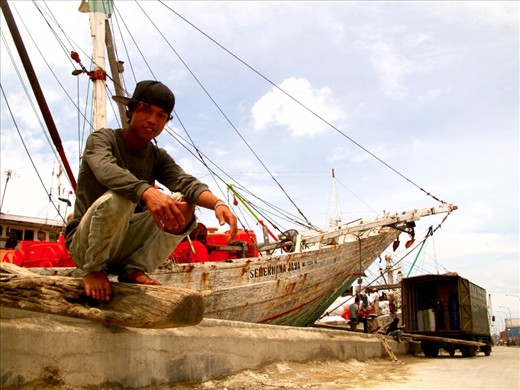 Sunda Kelapa Harbour, Jakarta: Man and his ship