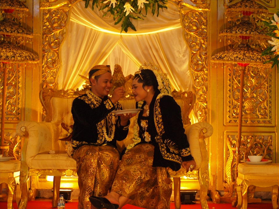 Feed each other to sign the love, respect and care both each other