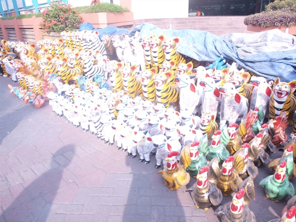 Simple sculptures with some animals form.