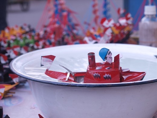 A toy that can be played in the water.