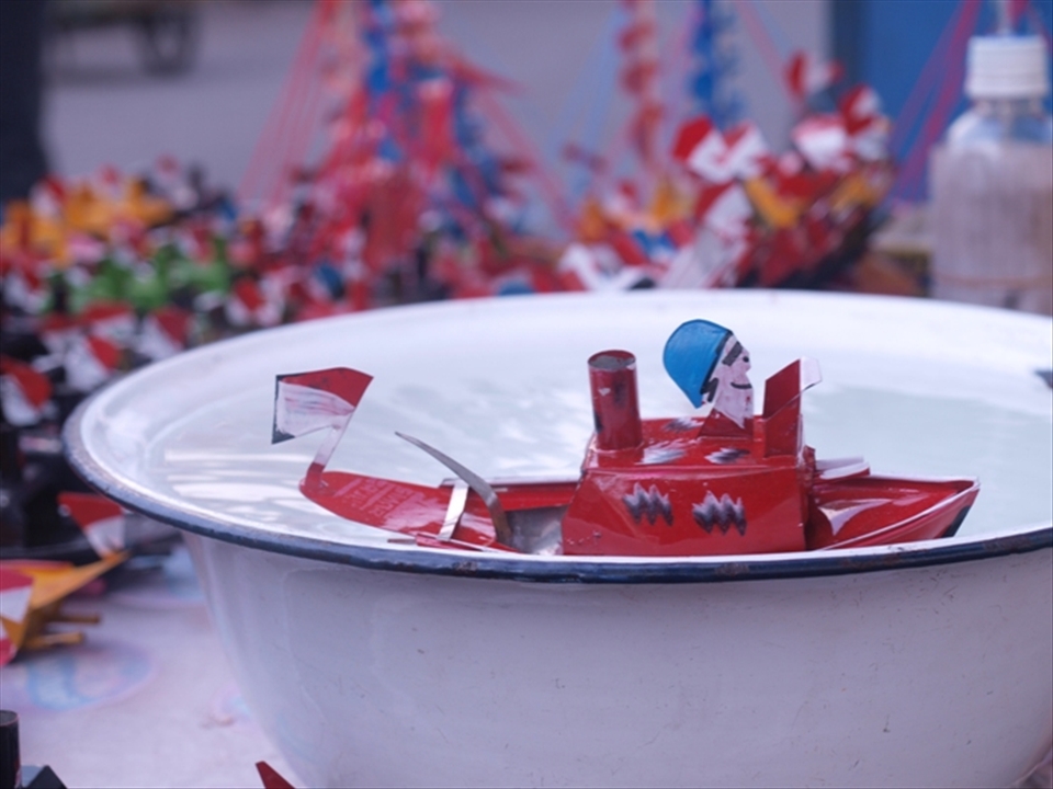 A toy that can be played in the water.