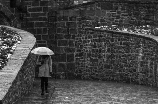 The evening arrives and, given the location of the citadel, it becomes something like a crossroad for everyone going back home at the end of a long working day.
Fatigue makes everybody seek refuge under his umbrella. Again, no smiles, no faces. Just ghosts floating over the ground.