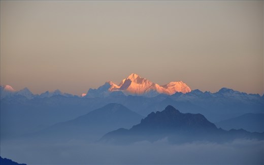Looking at the far west,Mt.Makalu also caught the fire,discovered.