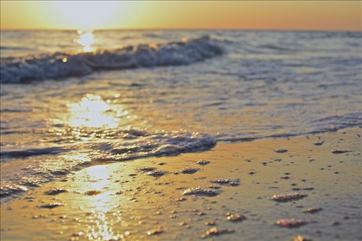 The tide comes in, The sun sets