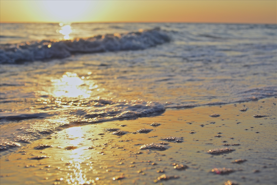 The tide comes in, The sun sets