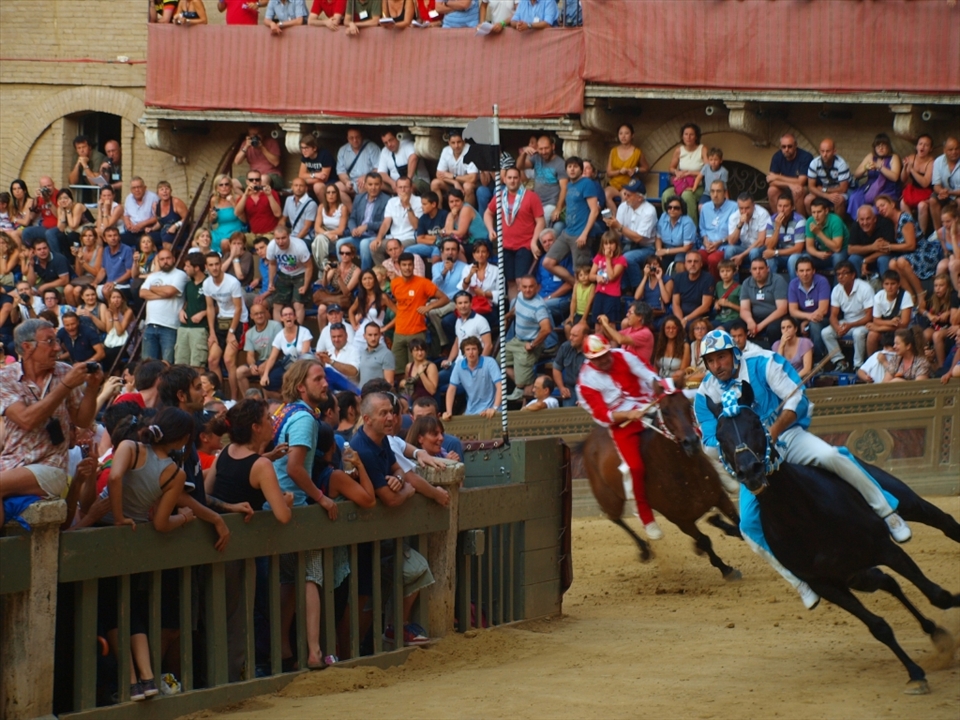 The winner on the Onda (Wave) horse rounds the bend, bareback and hanging on tight. A scary sight when you are viewing from the stands and showered in dust and dirt from the track as they pass.