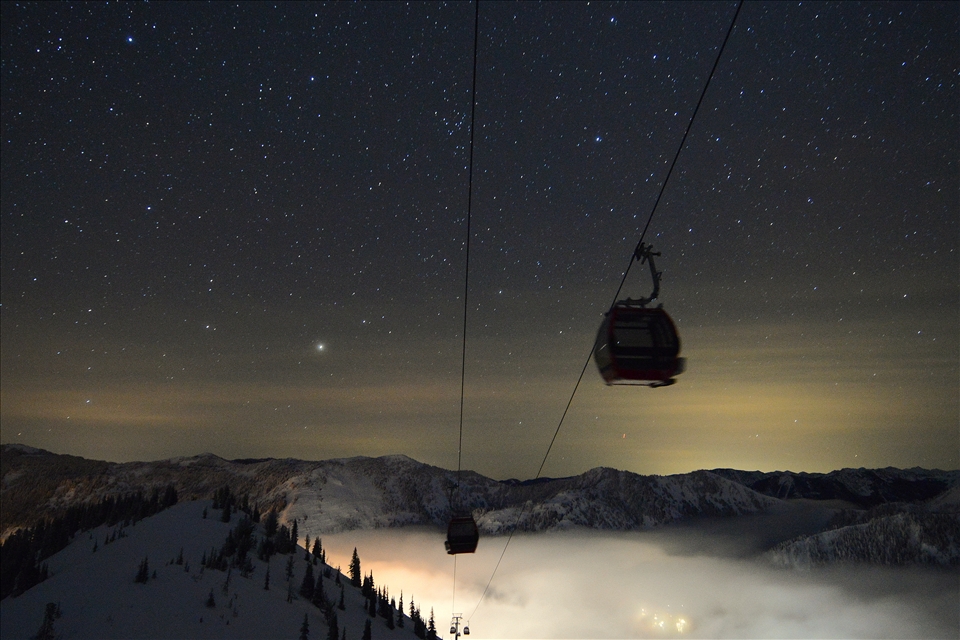 Dinner service is offered, which includes a majestic ride on the gondola.