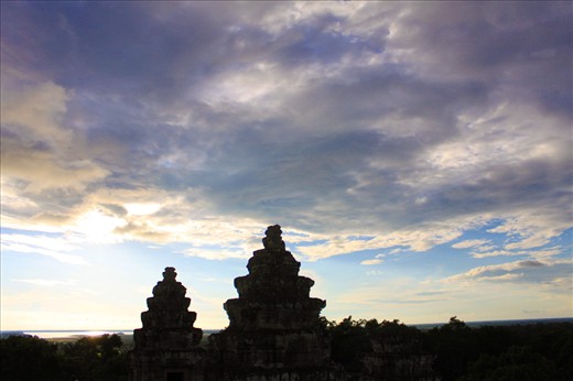 Popular during sunset, the summit of Phnom Bakheng, a temple resides atop of a hill, offers a magnificent view of its surrounding nature especially that of Angkor Wat to the South East.