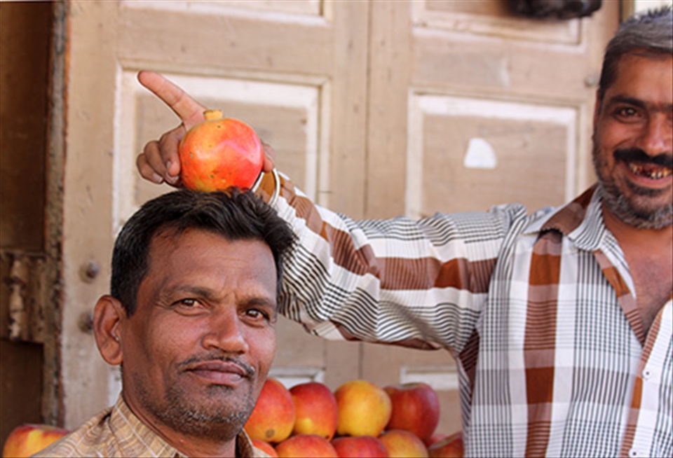 A moment of humour between two sellers of pomegranates in Palitana