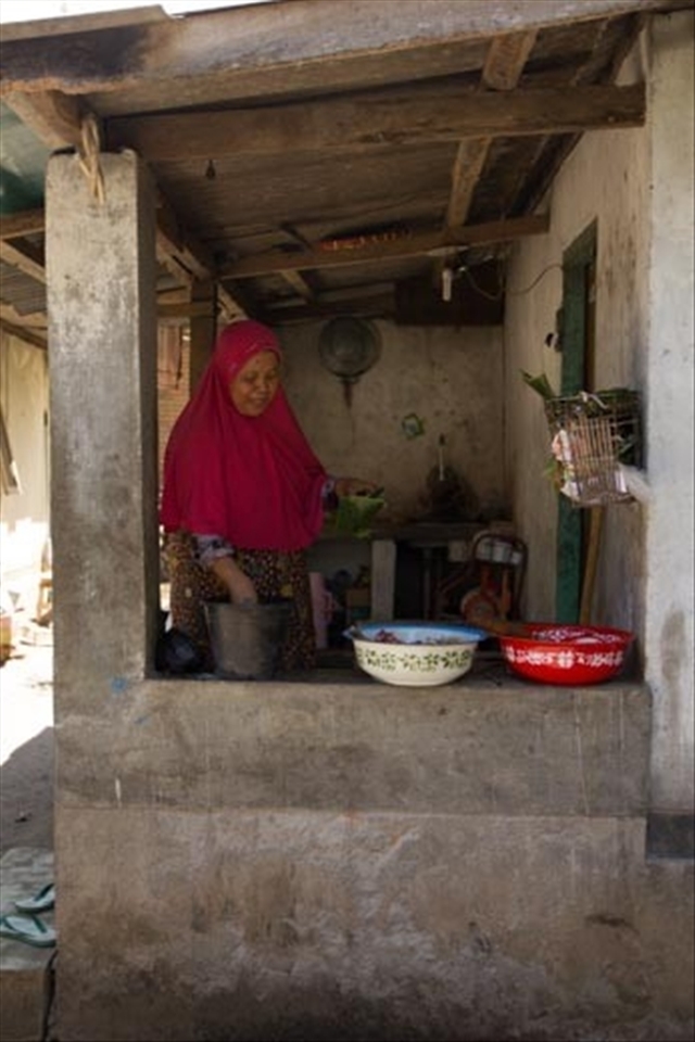 Here one woman wraps the meat in palm leaves ready for cooking into a celebratory feast. Sat in the shade of a beruga (traditional resting place), I was invited to share tea and sweet rice treats with this family, many of whom had travelled from afar to be with their family for the day, whilst others were absent having proudly secured jobs in Mecca. 