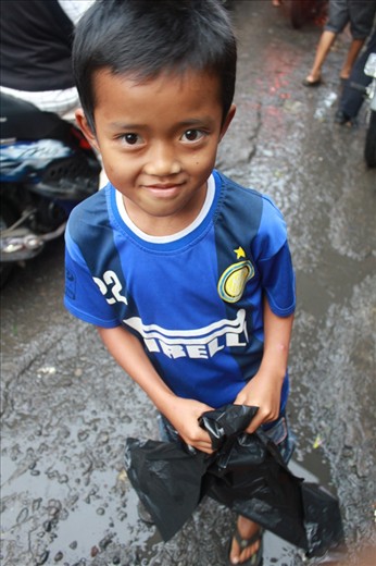 The little handsome helper. In weekend or when schools off, kids usually help their parents who work in the market. This handsome boy sells big sized plastic bag. Many sellers don’t provide that, instead they use small sized plastic bags, in which will make buyer hold many small sized plastic bags. The big sized plastic bag will help buyers to easily hold all their stuffs. Sometimes, this boy also hired by buyer to bring buyer’s stuff to buyer’s vehicle. 
