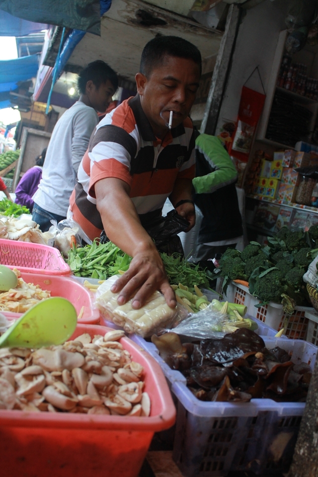 From instant foods, mushrooms to fresh green vegetables. This uncle’s stall provides them all. 