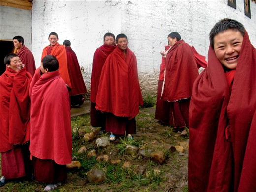 Nuns gather joyfully outside of the du-khong, or main meditation hall, before mid-day prayer. Without access to the same funding as their male counterparts, the nuns were forced to build the meditation hall entirely by themselves over a period of three years. They recall it as one would a dream, still unsure of how they managed the incredible feat of carrying the wooden planks up the mountain, mixing the materials together, and constructing the building.