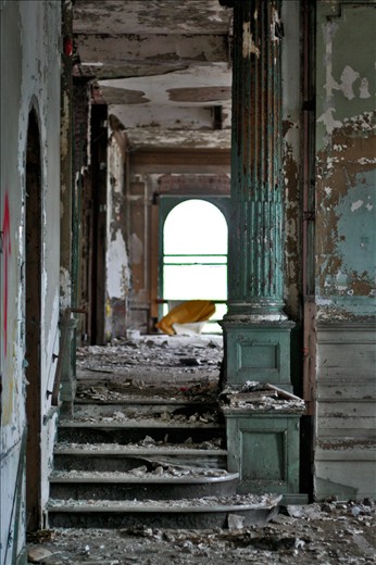 The owners hired Oppenheim’s String Orchestra to entertain dinner guests in its dining room, known after 1911 as “The Palm Room.” A renowned New York chef assembled delicacies such as high-flavored and well-dressed oysters, mince pie or plum pudding…and wine-cured cheeses (The Times Leader). The elegant five-star hotel was considered one of the best in the northeast United States. Only the richest stayed in the Hotel Sterling. 



