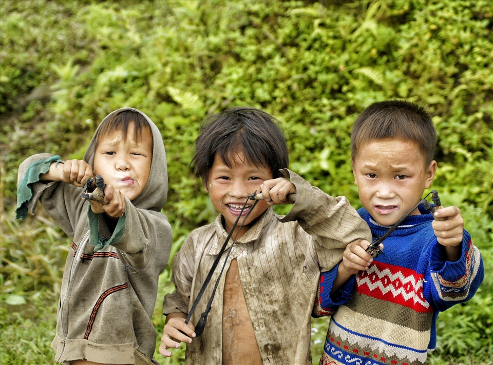 3 boys with catapults while i was out on a solo walk - loved their smiles  