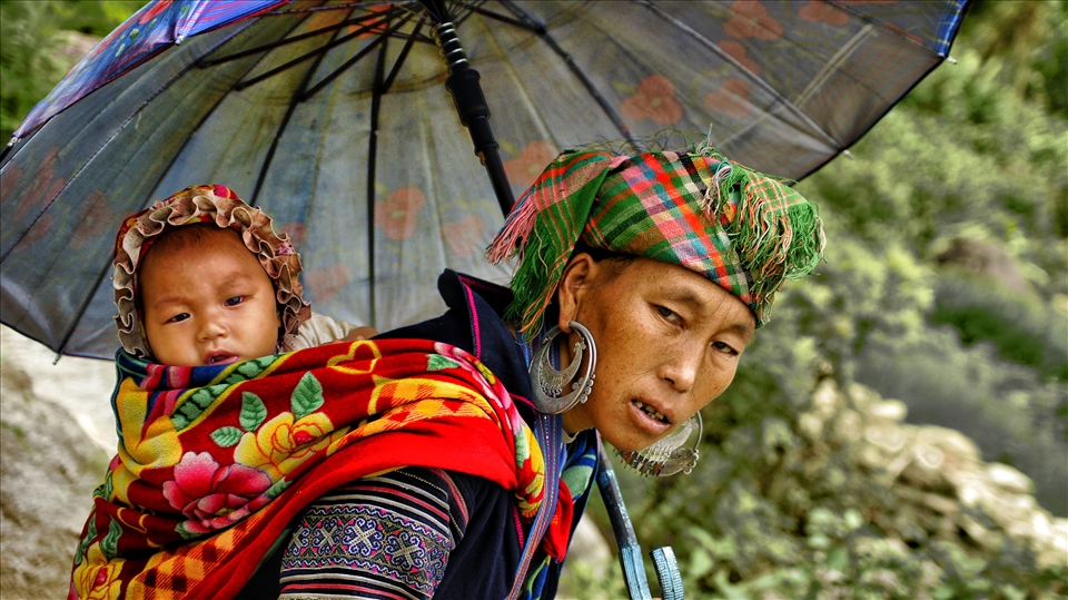 Mother & child - the child was infatuated with my camera, yet another solo trip