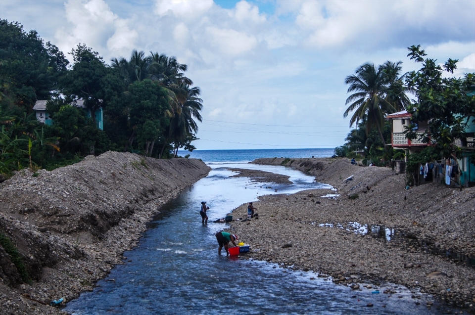 The people from St. Lucia still uses the river method to clean their clothes. Here you can see some real hard workers cleaning their clothes during a cold day. This picture was taken while driving through a bridge on our way to the village of St. Lucia