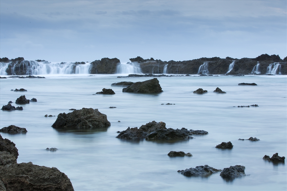 Sharks Cove getting some huge surf over rocks