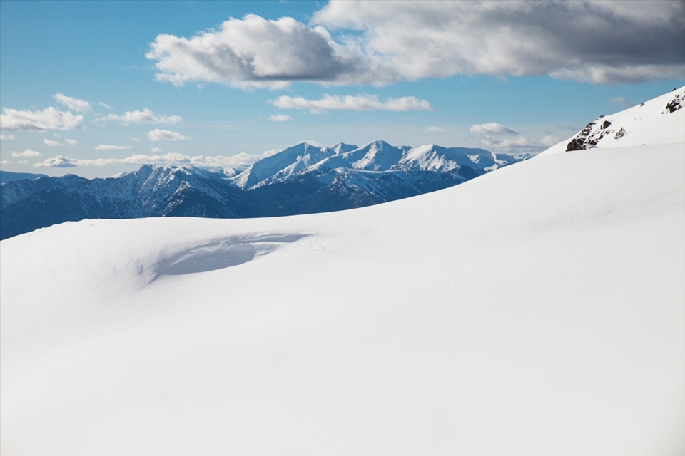 The kind of view you'll find if you are one of the early birds! Fresh powder!