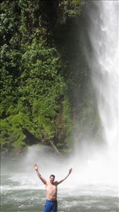 Jorje enjoying Catarata Fortuna to himself.: by jorjejuanita, Views[219]