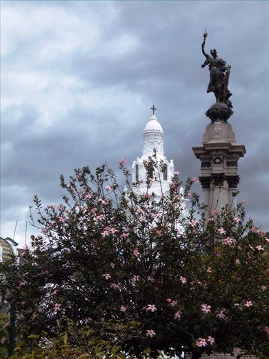 Monument to the independence heroes. (From Spanish monarchy).