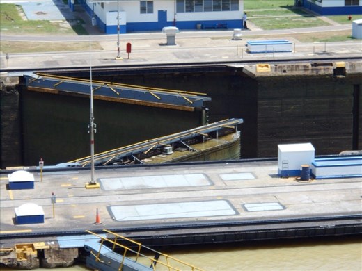 Gates closing. To fill up the lock with water again.