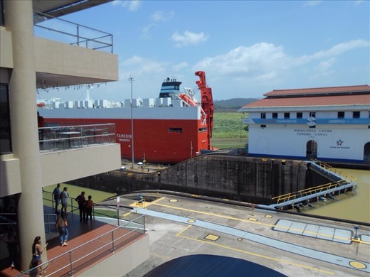 Check out the difference in water levels on either side of the gate in the closest lane ! The gates are eight stories high. Looking at them from a distance and seeing a ship in them you forget how big and heavy they really are. 