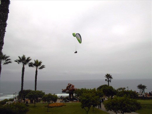 Very popular paragliding over the Miraflores coastline.