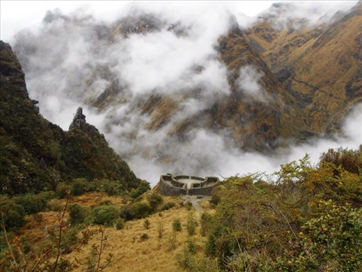 The Runkurakay Ruins. After lunch, Day 2