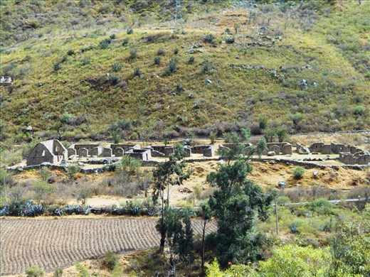 The first ruins we saw. Opposite Sallapunku.