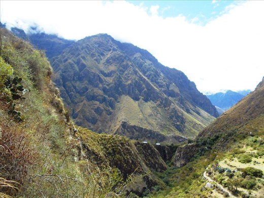 The trail winding back towards Ollyantaytambo