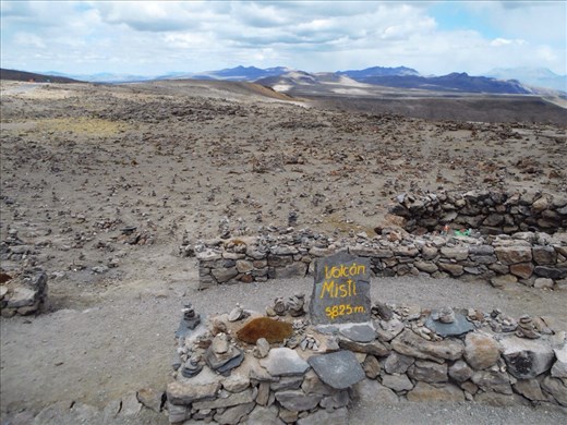 Misti Volcano in the distance. A whopping +5000m in altitude. The drive through the mountain ranges had us going through some thin air too.