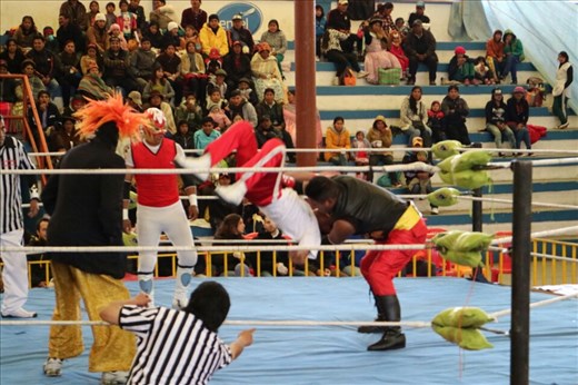 Cholita wrestling outside of La Paz