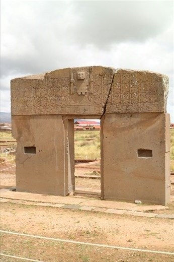 Tiahuanaco ruins on the way to Peru