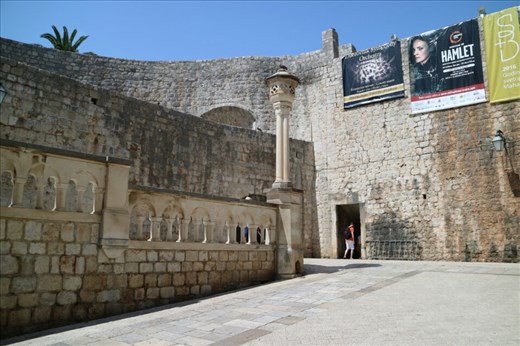 Another scene from Game of Thrones,  where Joffery gets attacked by the poor people of Westeros