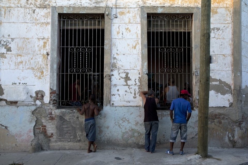 Here we can just make out a band practising in their house. Passers-by stop and gather around as the lively music flows from the residence. Cuba has a colourful and rich music scene and music is intimately tied to its life and culture. Many Cubans put their own energy and style into their music; most forms of the present day music are creolized fusions and mixtures of European and African origin.