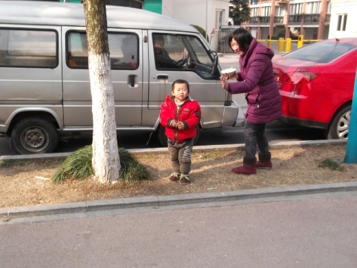 Kid who has never seen a foreigner before :)